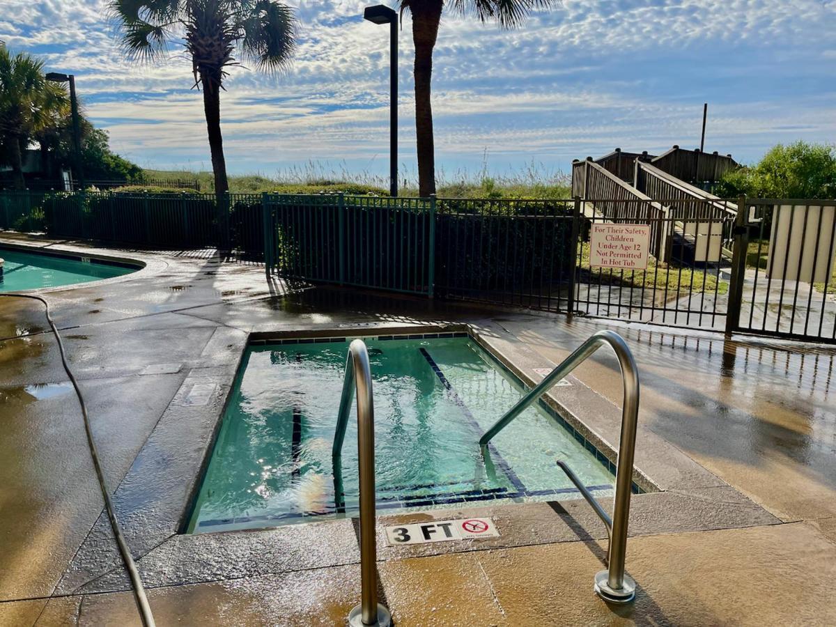 Oceanview Condo With Pool, Hot Tub, Balcony, Right On The Beach Myrtle Beach Extérieur photo